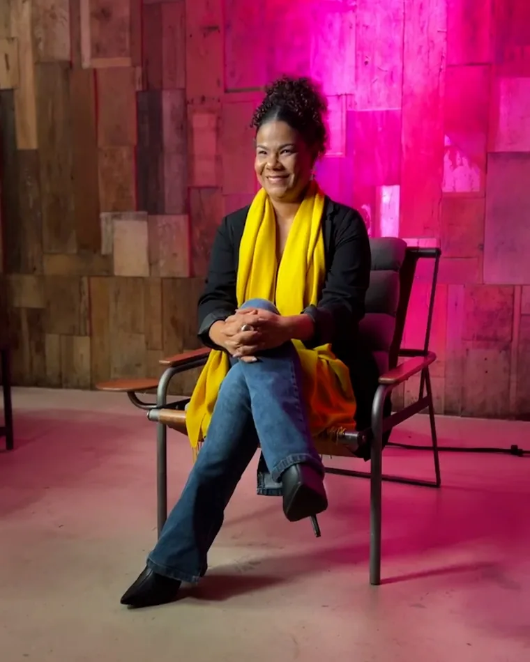 Ediane Ribeiro sentada durante a gravação de uma entrevista